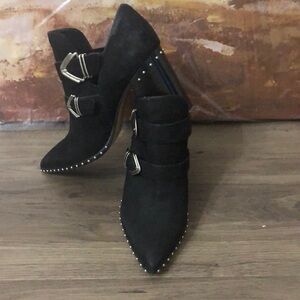 Gianni Bini short boots 🥾